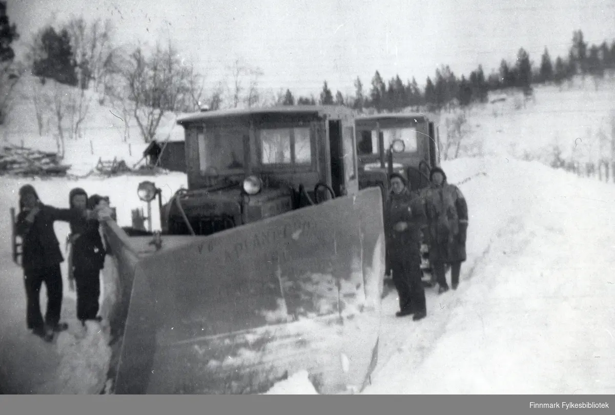 Emil Solberg og Sverre Stjern, ungene er ukjente. Bulldoser ved Skoganvarre i vintertid 1939 - 1940. 
