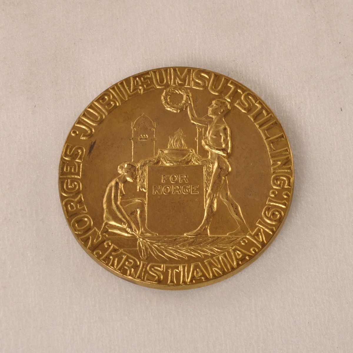 2 (konforme) medaljer til smørfabrikken Halden (senere Fredrikshald, disp. Fr. Gjersøe) ved Norges jubileumsutstilling i Kristiania 1914