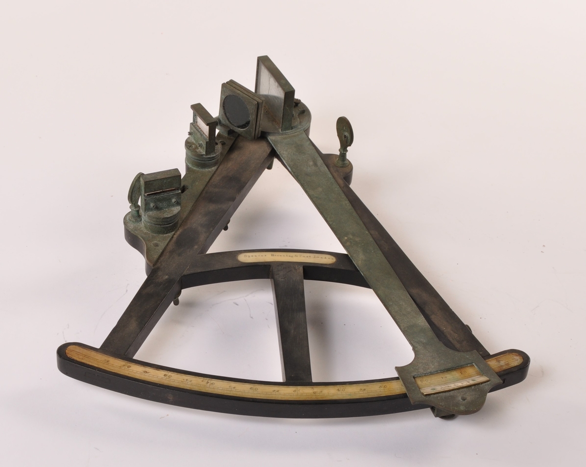 Oktant i tre med detaljer i bein og metall, i trekasse. L: 35 cm, B: 28 cm