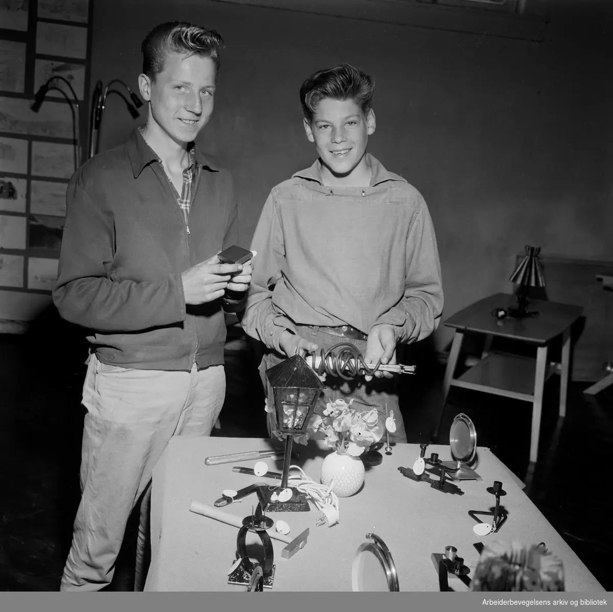 Elever ved Framhaldsskolen for gutter på Vaterland viser fram sine arbeider. Knut Skrei og Bjørn Karlsen. Juni 1959.