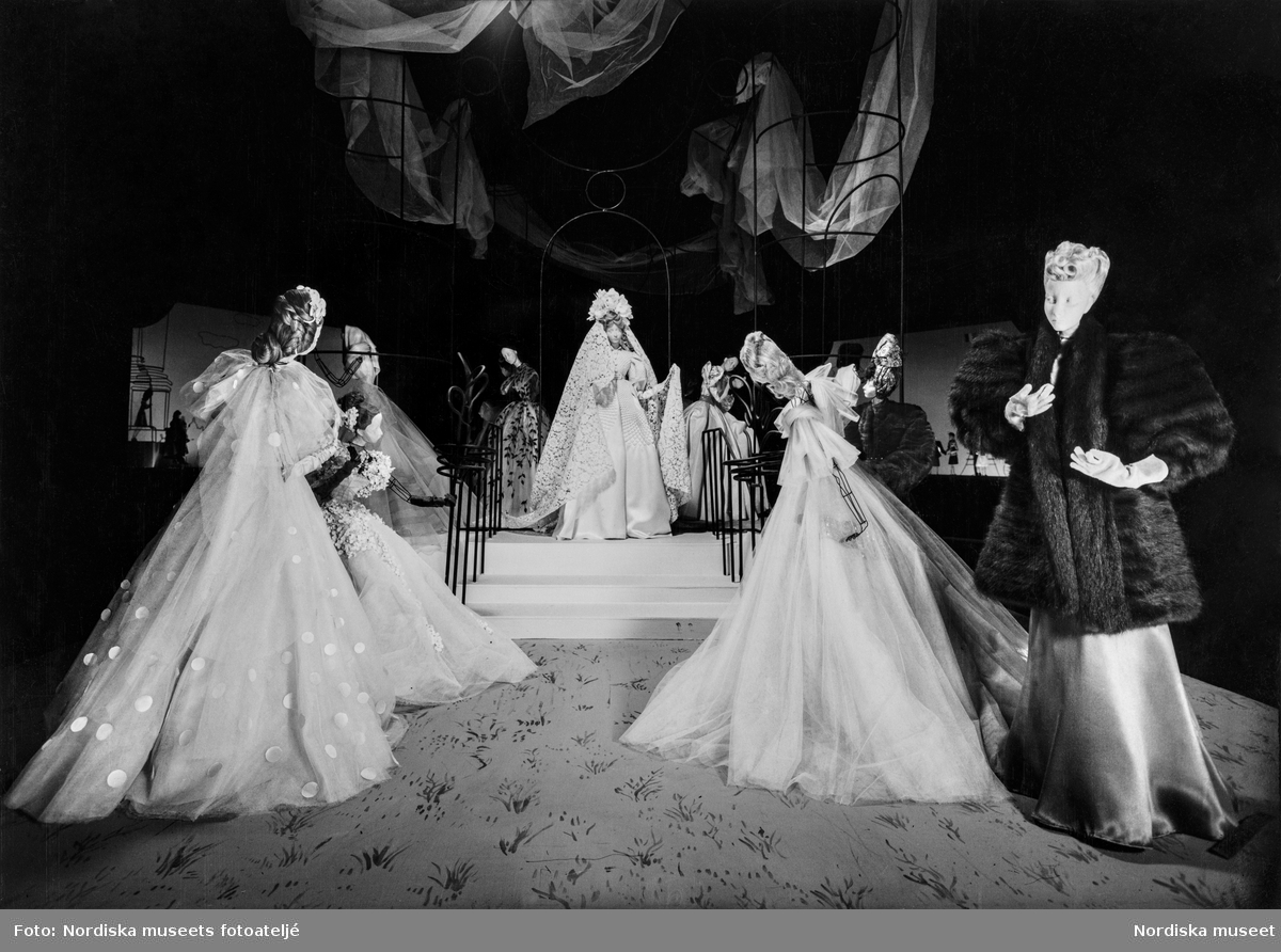 Tillfällig utställning i Nordiska museet "Théâtre de la Mode", 10/10-10/11 1945. Den internationella vandringsutställningen blev Parismodeskaparnas come back efter andra världskriget. I museets stora hall visades 45 av utställningens ursprungligen närmare 200 haute couture-klädda ståltrådsdockor.
