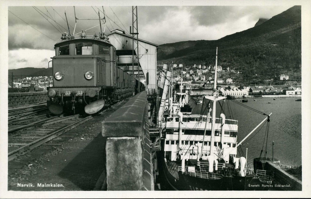 LKAB elektrisk skiftelokomotiv litra F nr. 33 med malmvogner på Malmkaien i Narvik