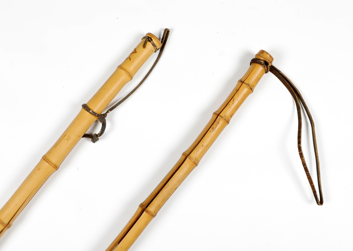 Bambusskistaver med jernpigger, store trinser og smale lærhemper.