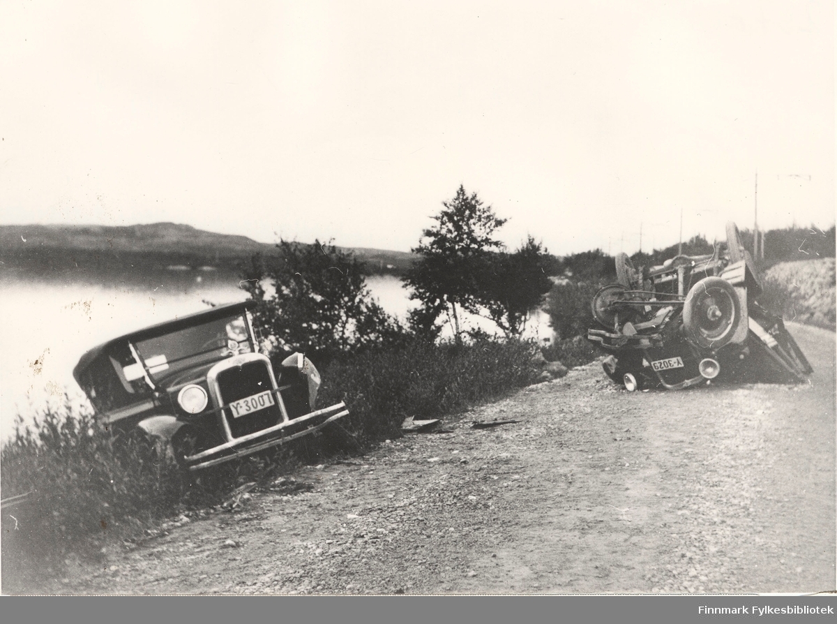 Bilkollisjon. Riksvei 50 ved 2. Kirkenesvann ca. 1929-1930. Bilene har reg.skilt: Y-3007 (som kan være Chevrolet 1927 eller 1928) av Trygve Lauritzen og Trulls Bull med Y-3029.