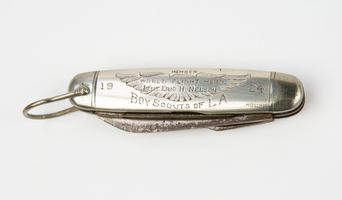 Fickkniv av stål med inskription: Member World Flight Hero Lieut. Eric H Nelson 1924". "Boy Scouts of LA". På framsidan scoutemblemet.