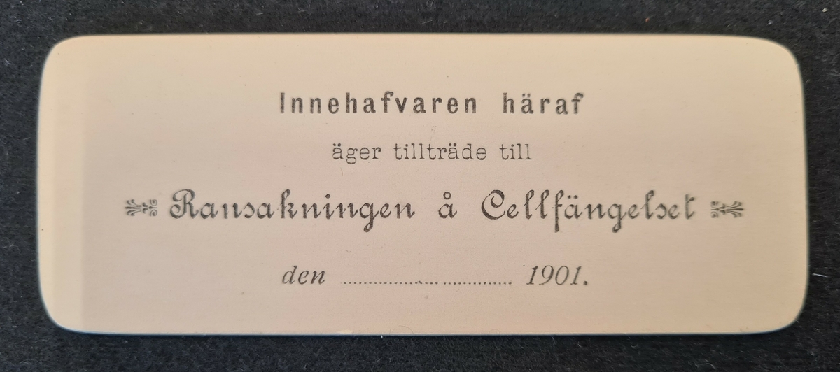 Biljett använd av fängelset i Vänersborg. På biljetten står: Innehafvaren häraf äger tillträde till Ransakningen å Cellfängelset den ............................1901.
