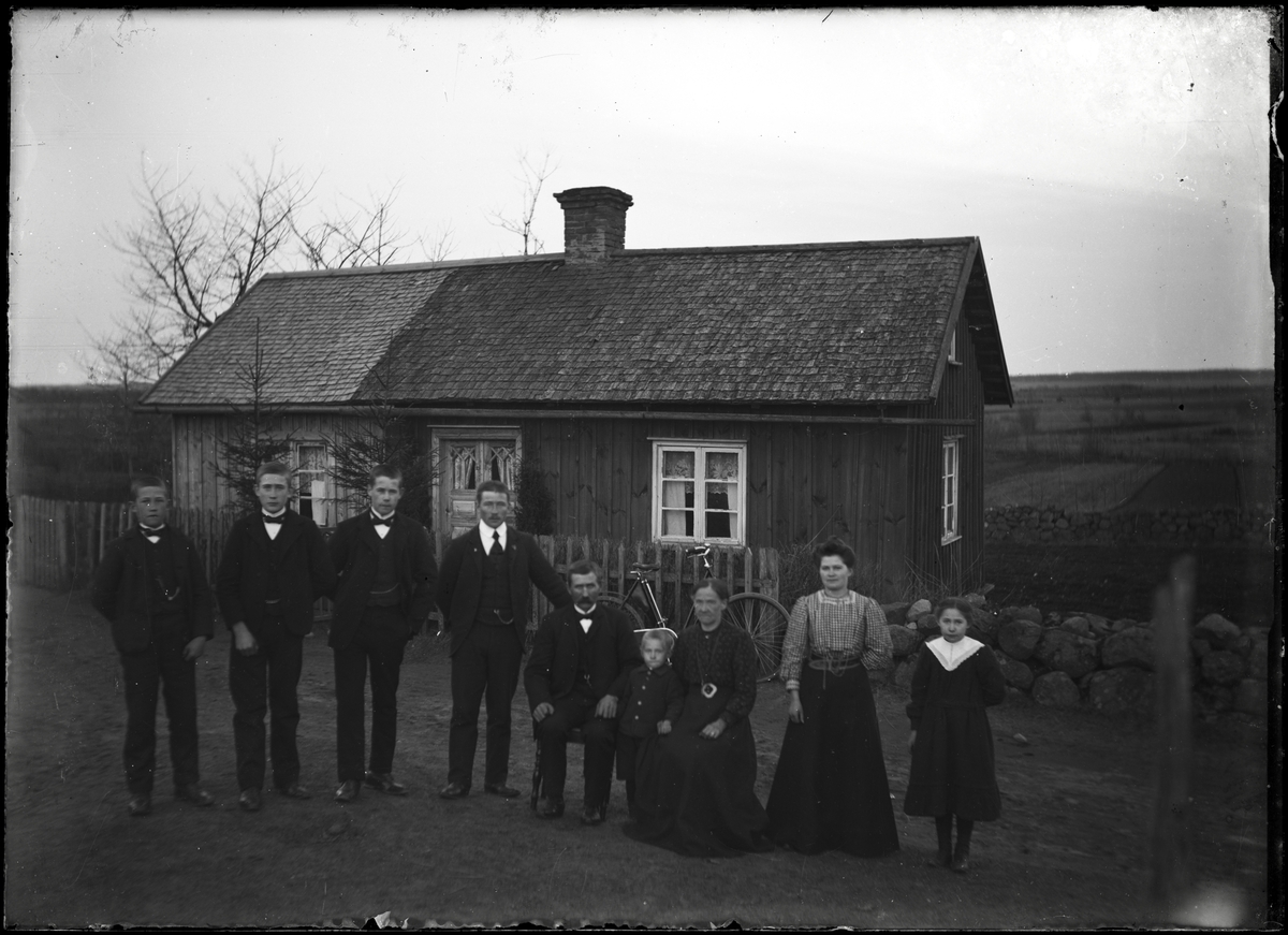 Familj framför Backgården