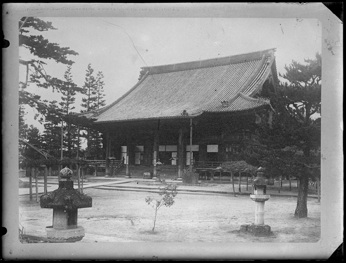 Bilden visar byggnaderna ... som är del av shintohelgedomen Tosho-gu i staden Nikko.
