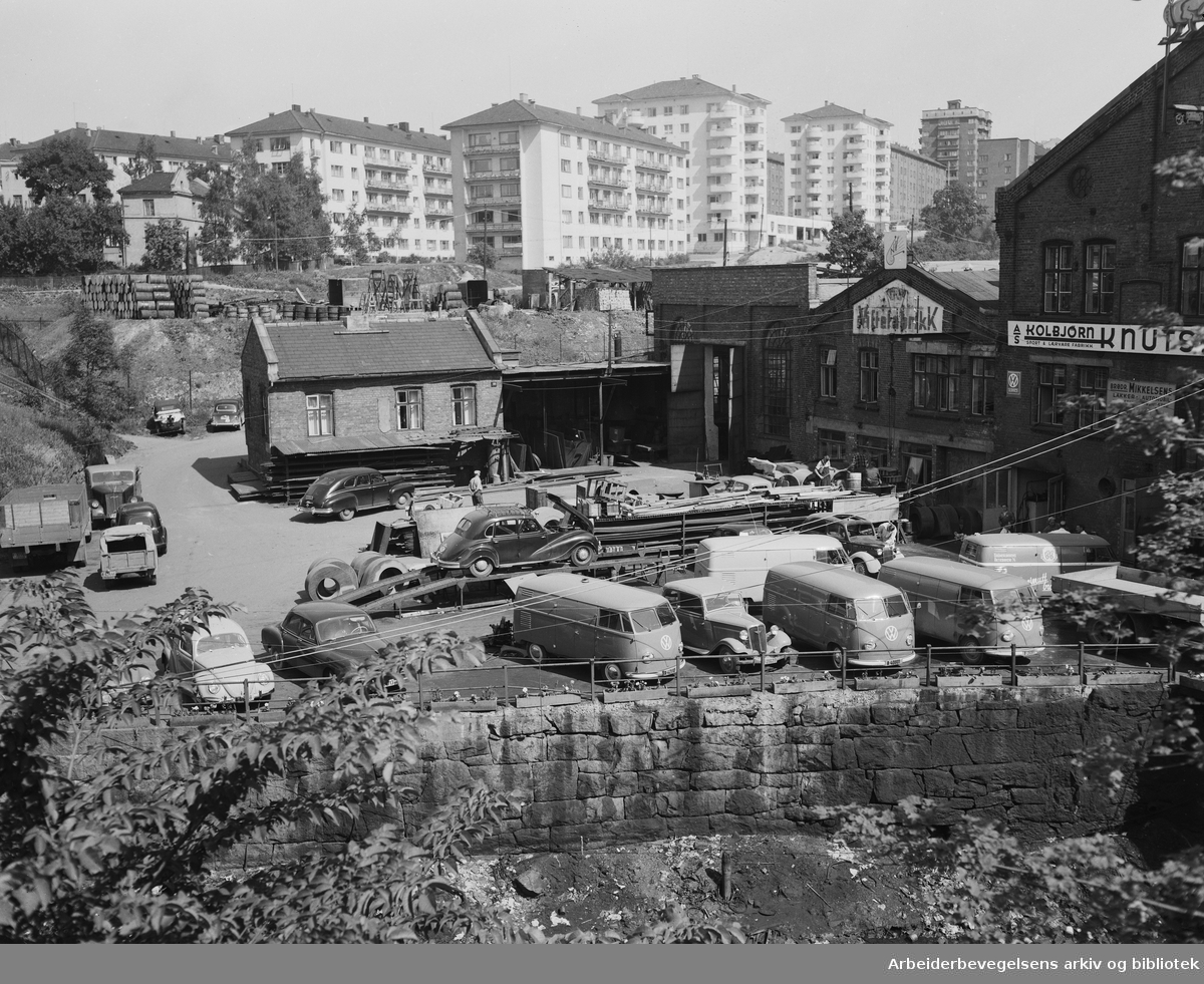 Området ved Akerselva og Bentsebrugata 15/17. Kolbjørn Knutsen & Co's Lærvarefabrikk og Norsk Viftefabrikk. Treschows gate. Juli 1955.