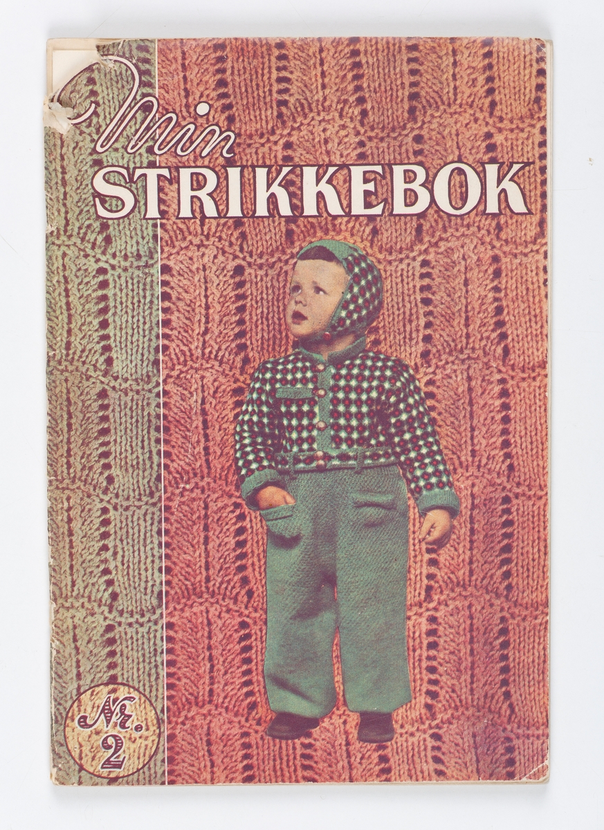"Min Strikkebok" Nr. 2. Heftet
Inni strikkeboken løse oppskrifter : Husflidens strikkeoppskrifter, Herrevott mønster nr 49 og Damehaske mønster nr 53.