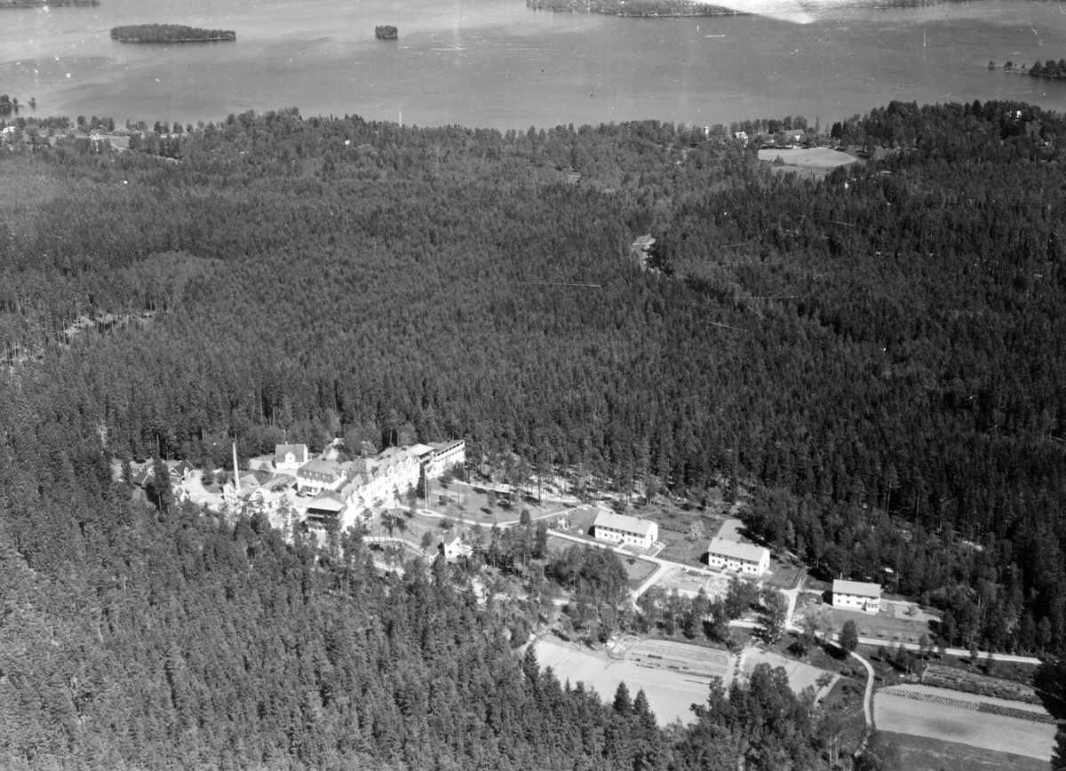 Kronobergs läns sanatorium, alt. Växjö sanatorium Lugnet, började byggas 1912 och stod klar 1914. Under 1930-talet utökades verksamheten vid sanatoriet men i och med botemedlet mot TBC började verksamheten avvecklas för att slutligen läggas ner 1962. 
På 1980-talet genomfördes stora renoveringar av byggnaden och på 1990-talet flyttade Växjö Waldorfskola in i det tidigare sanatoriet. 2003 genomfördes en ny ombyggnation när skolan flyttade ut och det gamla sanatoriet blev en lägenhetsbyggnad.