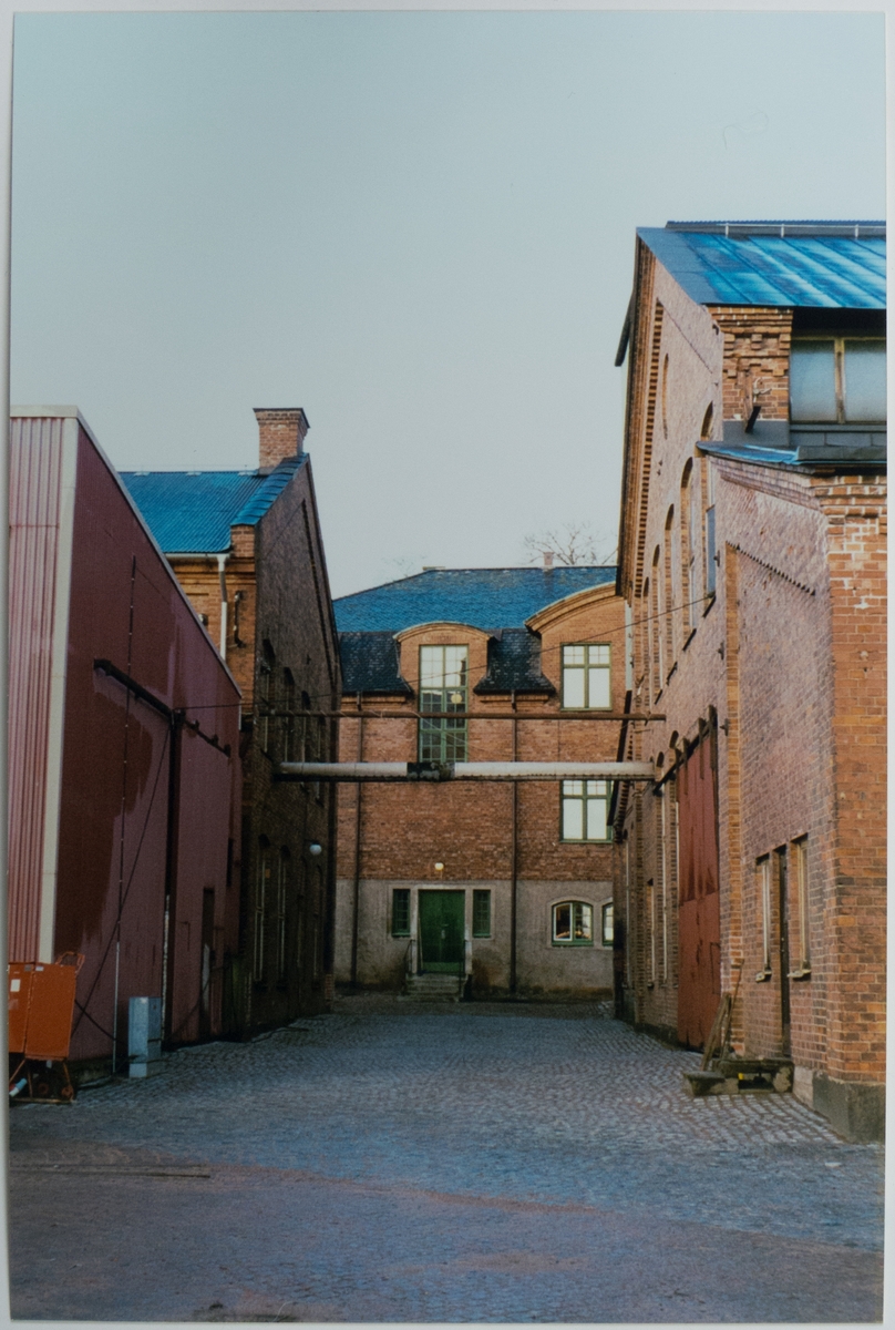 Nylagd gatstensbeläggning emellan Maskinverkstaden och Gjuteriet (revs 1997/98 i samband med Brukskontorets restaurering)