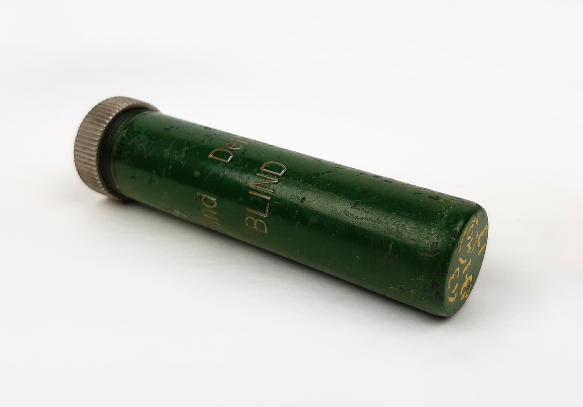 Detonator m/42 U, blind. Bestående av en grönmålad cylinder i metall med skruvbart lock. Ena kortsidan med gul märkning.