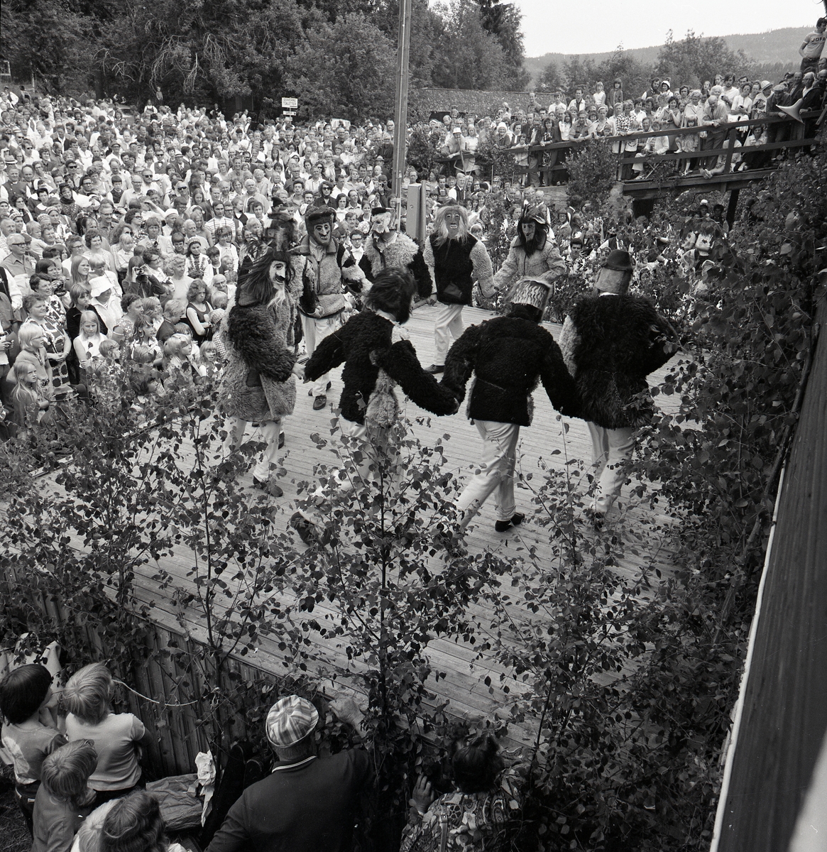 Utklädda folkdansare uppträder på scen framför stor publik vid hälsingehambon, Hårga 1972.