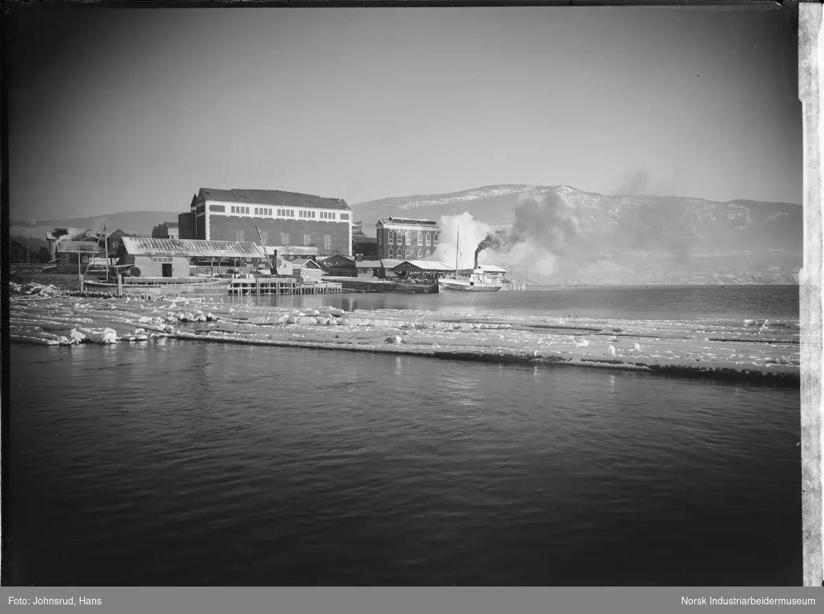 Tinfosområdet foran salpeterfabrikken fra Heddalsvannet.