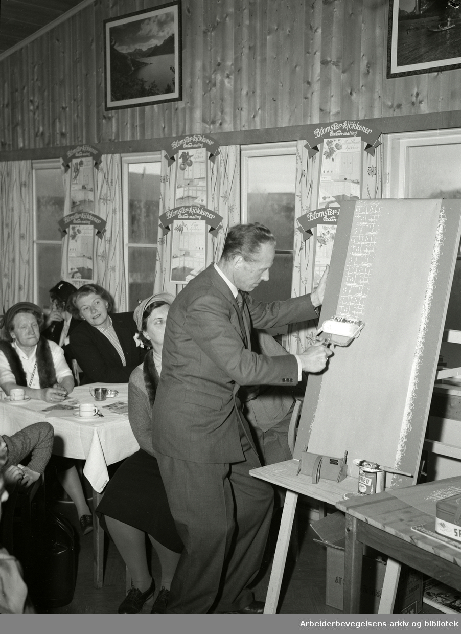 Arbeiderbladets Husmortimer på Hotel Helsfyr i Oslo. Ingeniør Witt demonstrerer malerulle med mønster. 11. Mai 1955.