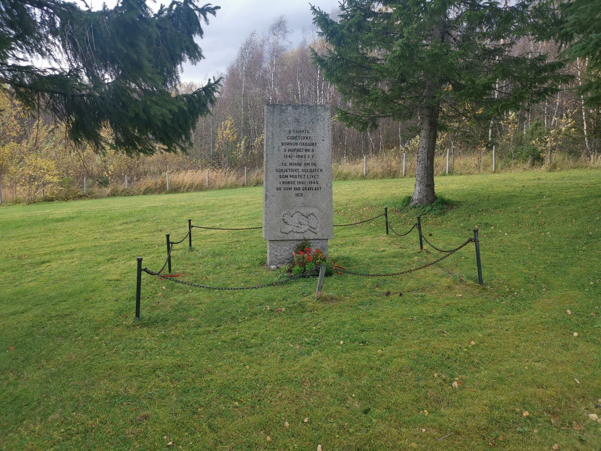 Minnestøtte ("standardstein") på Helland kirkegård i Sørfold, til minne om de sovjetiske krigsfangene som ble gravlagt på denne kirkegården under og like etter 2. verdenskrig. Gravene ble flyttet til Tjøtta i 1951.