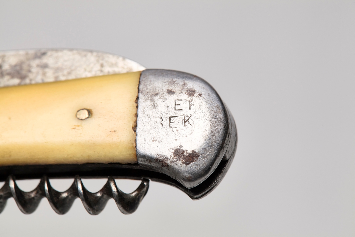 Kniv i bein og stål med korkeopptrekker fått fra Balke Aldershjem