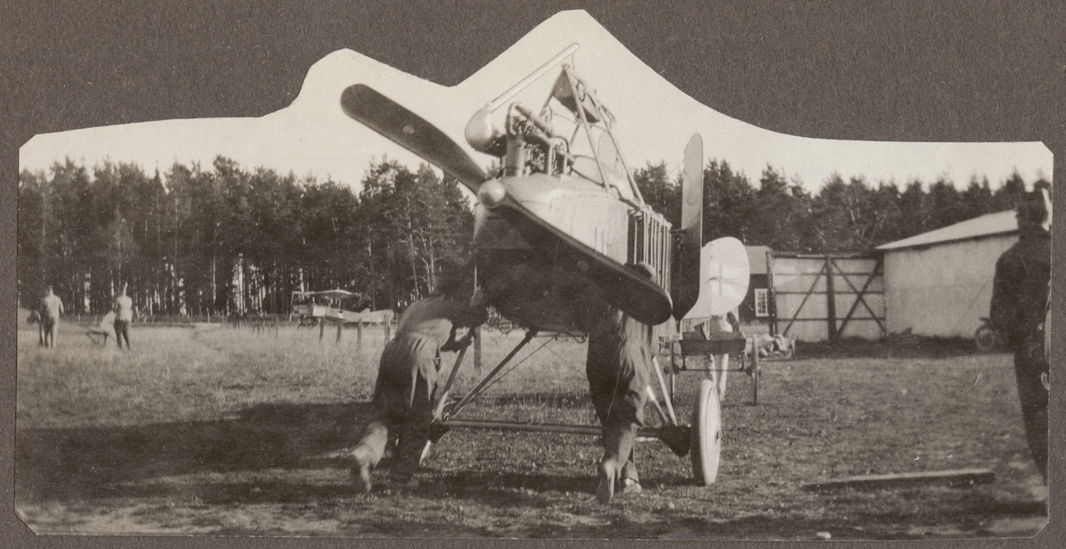 Två militära flygmekaniker flyttar flygplan SW 12 (Albatros) tillhörande Flygkompaniet, cirka 1915. I bakgrunden syns ett annat flygplan SW 12.