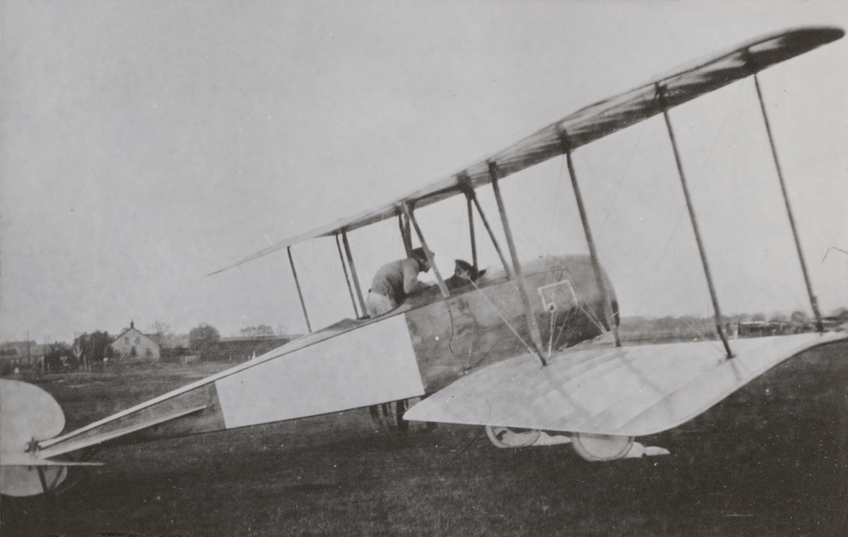 Provflygning av flygplan Thulin LA i Landskrona, ca 1918-1919.