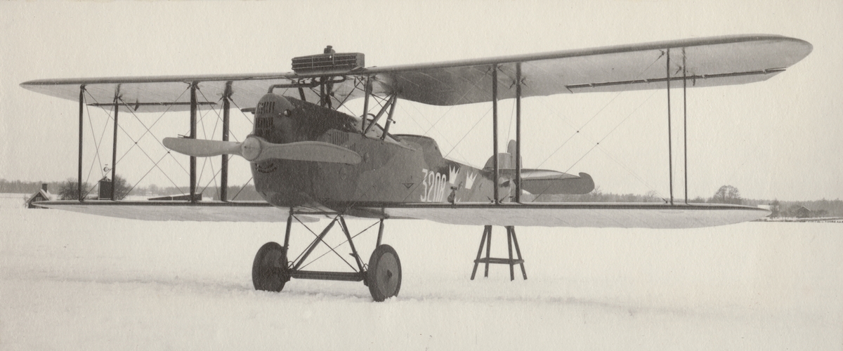 Flygplan FVM S 21 nr 3208 på bock på flygfältet på Malmen, vintertid.

Text vid foto: "'S.21."