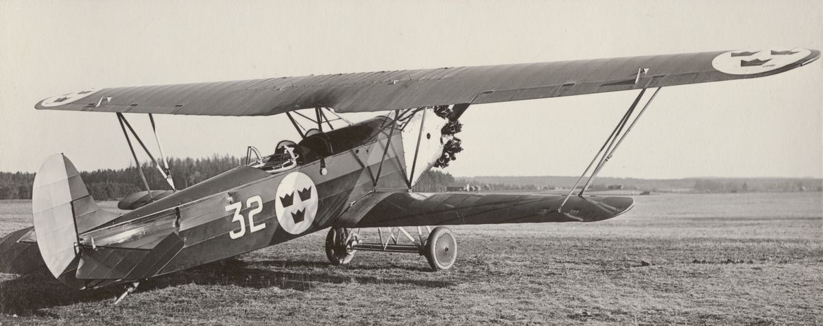 Flygplan S 6 märkt nummer 32 på flygfältet på F 3 Malmen, cirka 1937-1932. Vy snett bakifrån.
