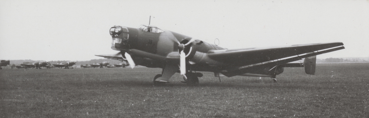 Flygplan B 3, Junkers Ju 86K står på flygfältet vid F 1 Hässlö. Efter att flygplanet levererats till flygvapnet, den 1 september 1938.

Text vid foto: "B 3 Nr 39 landar vid Västerås 1.9. 1938."