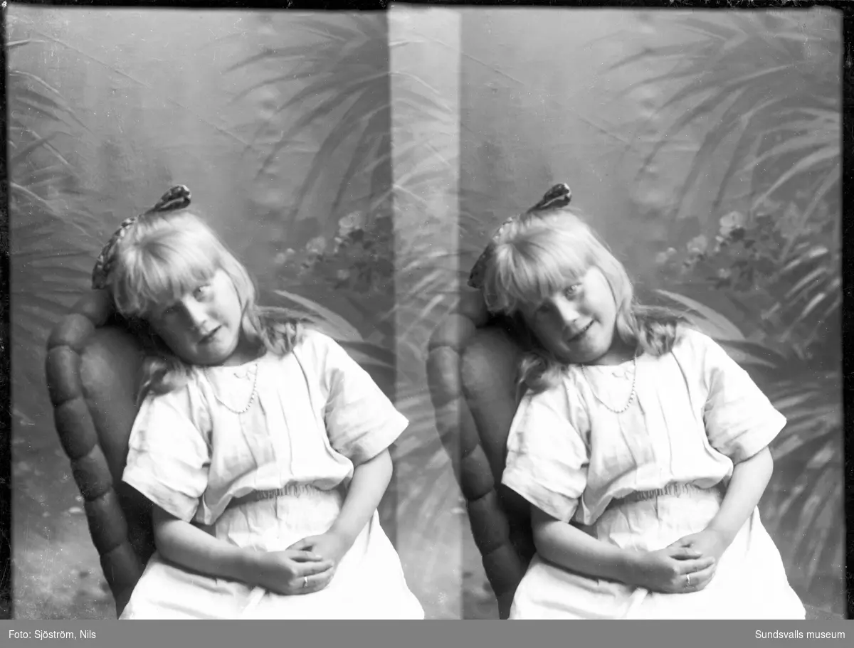 Ateljéporträtt av en liten blond flicka. Två liknande bilder lagda sida vid sida på samma plåt.