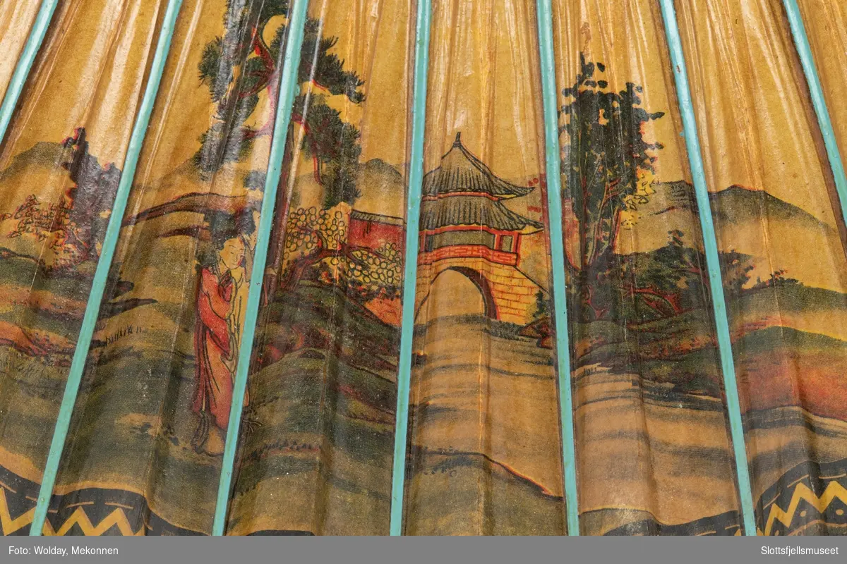 Parasoll med 36 spiler i bambus med bambus skaft. Parasoll trukket med malt pergament. 