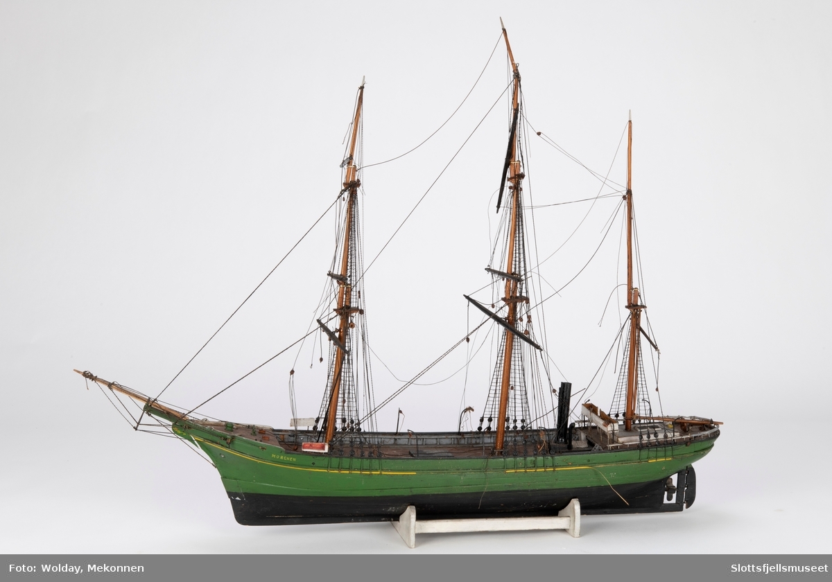 Modell av selfangeren MORGENEN. Skipet er grønmalt med sort vannlinje og sort skorstein.

