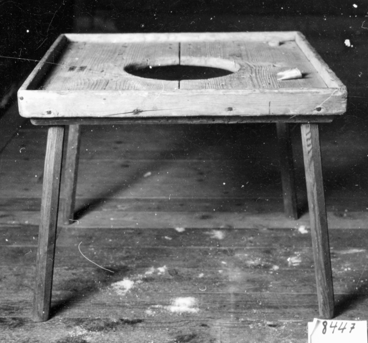 Omålad gåstol med kvadratisk skiva försed med en ca 2 cm hög kant runt om. i mitten ett utsågat hål, 4 st intappade ben.



Neg.nr: 81/1050:11