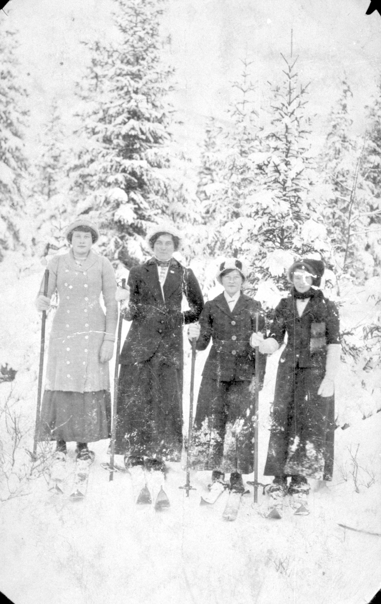 Kvinner på ski i 1915.
