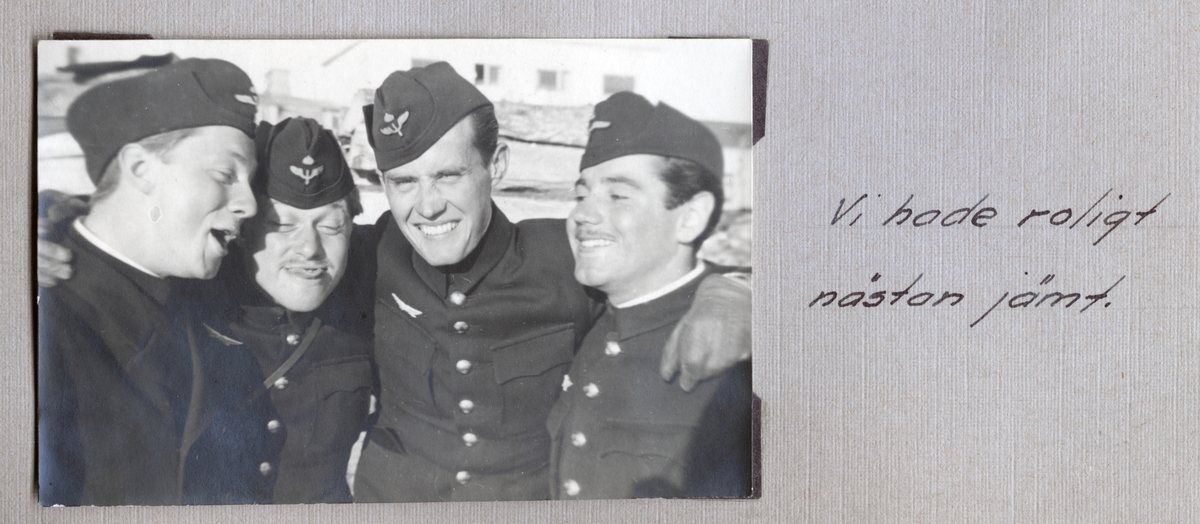 Porträttfoto av fyra glada flygsoldater på F 21 Kallax, cirka 1942.

Bildtext vid foto: "Kallax. Vi hade roligt nästan jämt."

Foto skannat ur album: 'Minnen från Min kommistid 1940-1944'
