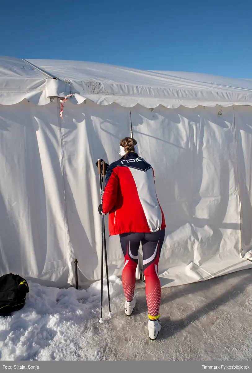 En skiutøver skal inn i skismøringteltet. Nord-Norsk Mesterskap (NNM) på ski arrangeres hvert år på omgang mellom Nordland, Troms og Finnmark Skikrets. I mars i 2019 mesterskapet ble arrangert i Vadsø i Finnmark.
