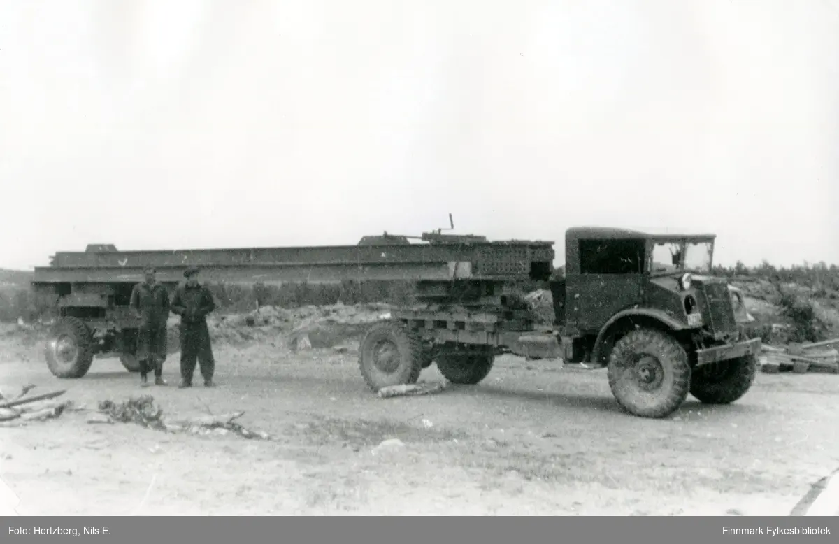 Transport av tårndeler til Tana bru. Kjøretøyet var en  Kanadisk Ford, militærmodell (CMP: Canadian Military Pattern truck). 
Nummerplate Y-2319. Vegvesenet i Finnmark fikk overta flere slike like etter frigjøringen av Finnmark. Et av kjøretøyene ble dessverre minesprengt.