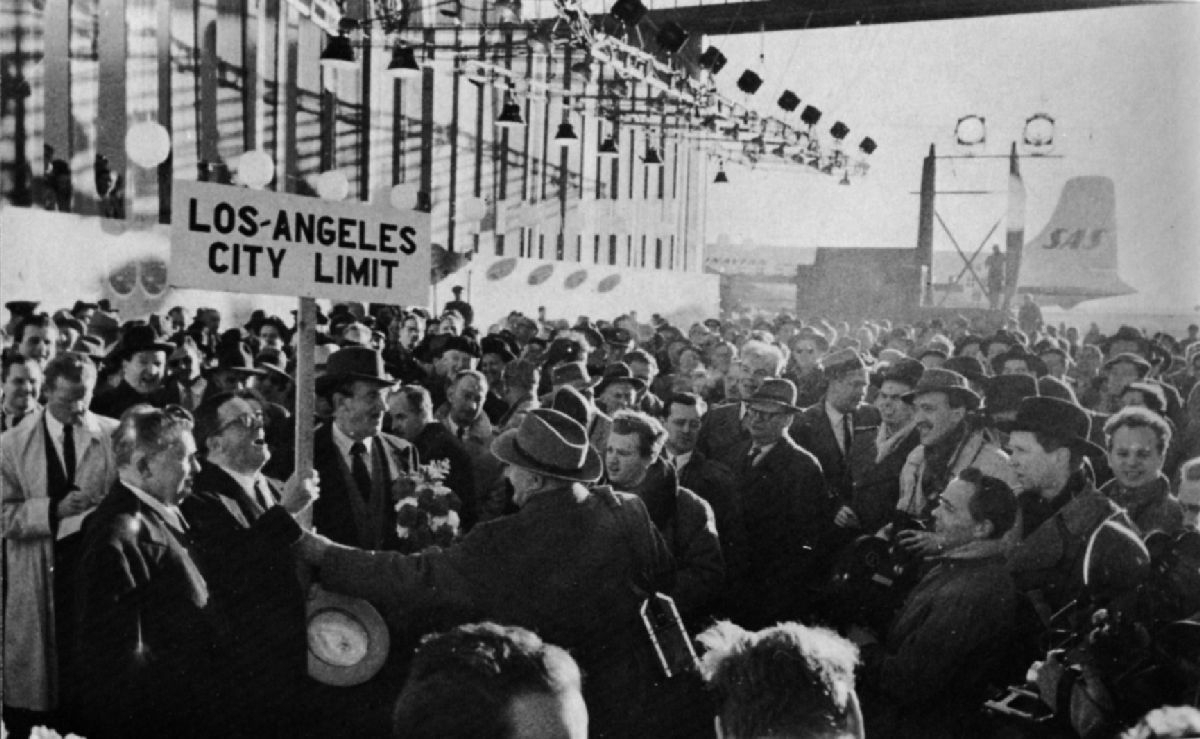 Kastrup flyplass under åpningen av SAS' rute København - Los Angeles, 15. november 1954.