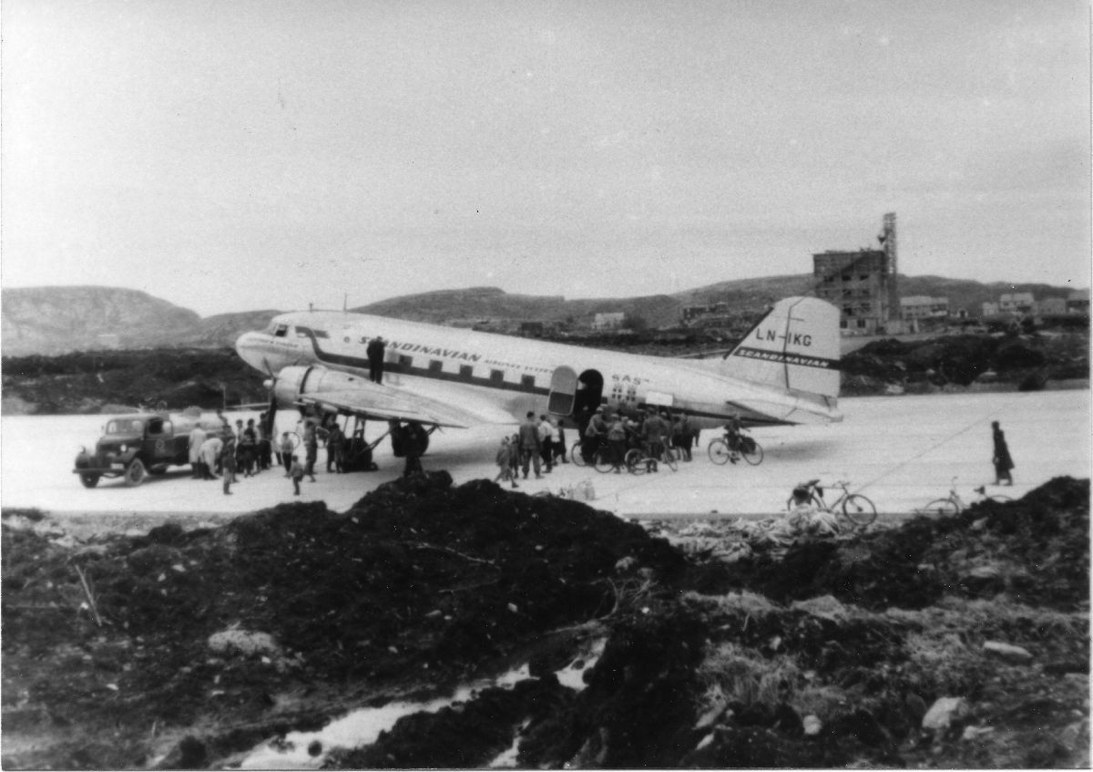 Første landing på Bodø flyplass den 24. april 1952 i forbindelse med SAS' testflyging med flytypen DC-3 Dakota, LN-IKG.