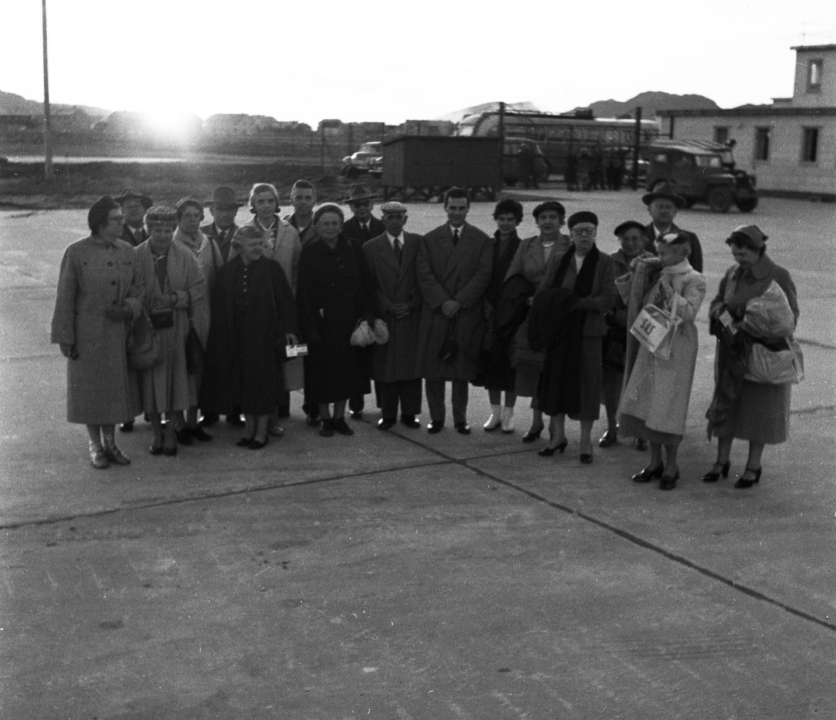 Passasjerer på SAS’ Midnattssol-rute avbildet etter ankomst på Bodø flyplass sommeren 1956.