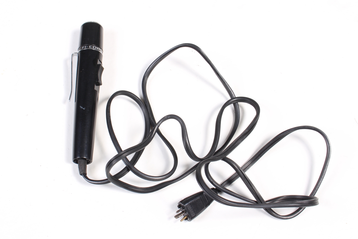 Diktafon med mikrofon tilkoblet med ledning, i læretui med reim.
