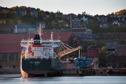 Narvik, havnebilder- Olivinskip CSL Thames losser v ed LKABs