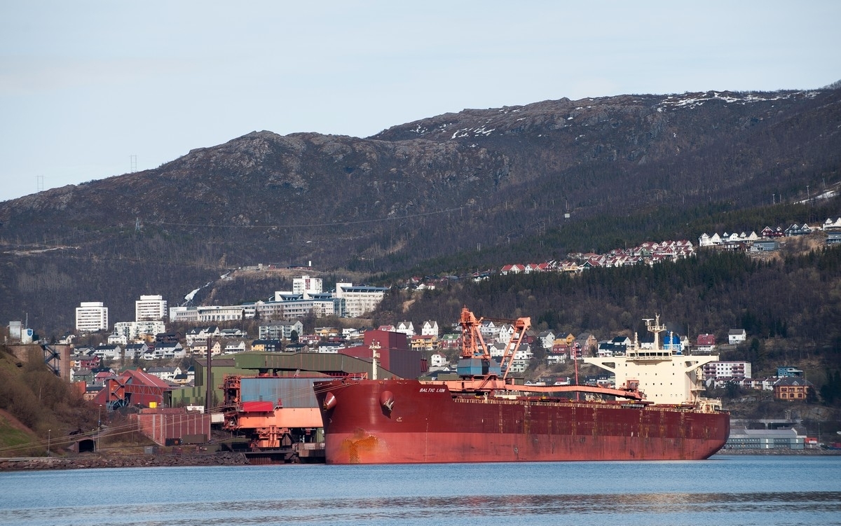 Malmskip lastes ved LKABs kai 5. Narvik sentrum bak. BALTIC LION. 
Flagg: Marshall Is
Type: Bulk Carrier
DWT (dødvekttonn): 179185
Lengde x bredde: 292m x 45m
Byggeår: 2012. LKAB kai 5 19. mai 2014.