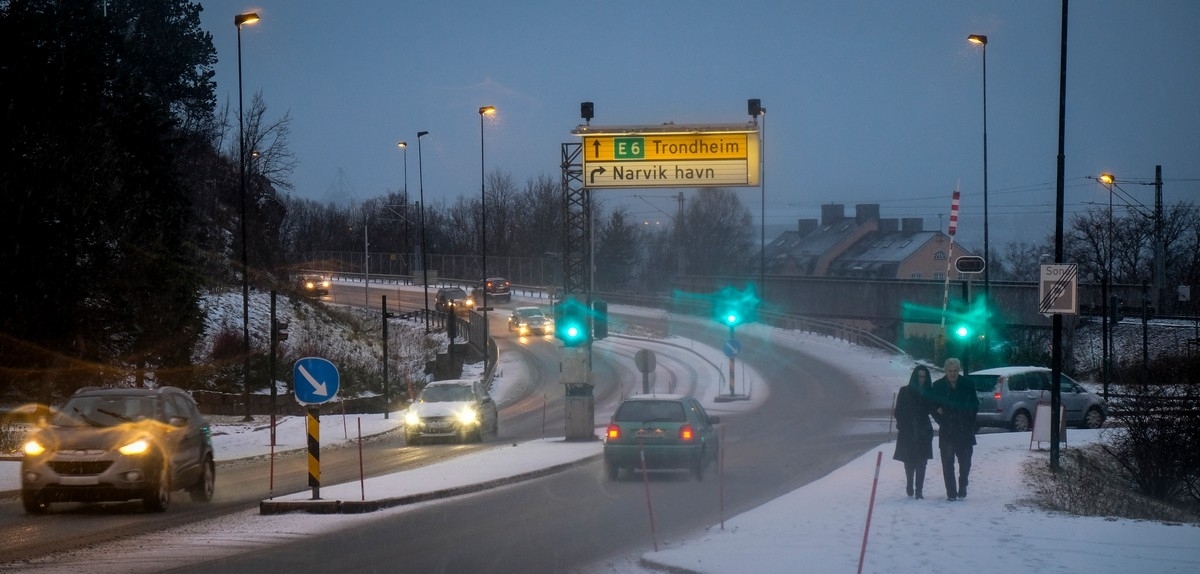 Trafikk, E6, biler like nord for tunnelen mot Fagernes.  7 des 2014