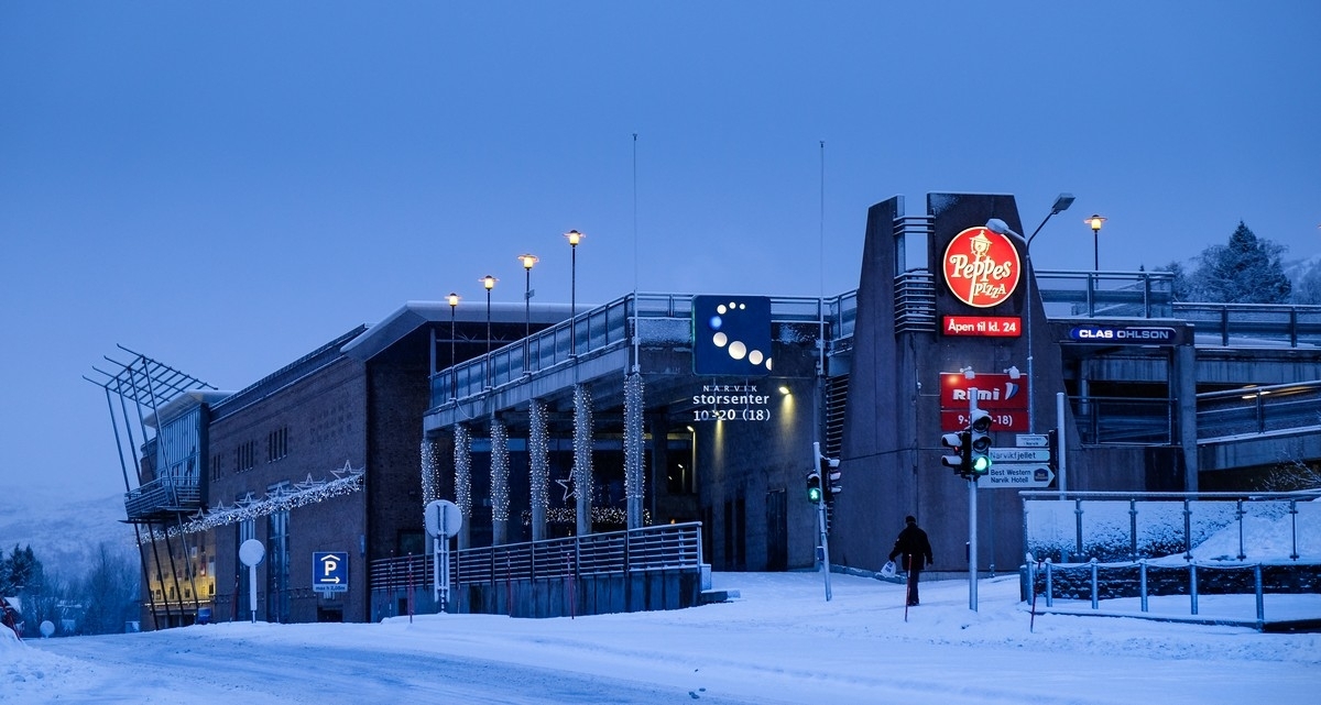 Narvik storsenter. Søndagsstille by i mørketid. Foto: 4. januar 2015.