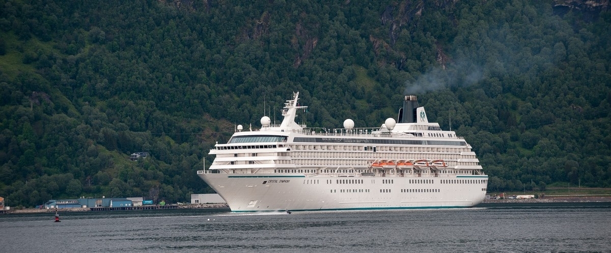 Det Bahamasregistrerte cruise-skipet Crystal Symphony lå til kai ved Fagernesterminalen i Narvik 21. juli 2015. Bildeserien viser avgang kl 18. Neste stopp Geiranger. Båten er 238 m lang og 30 m bred. Hastighet 18 knop.. Foto 21. juli 2015