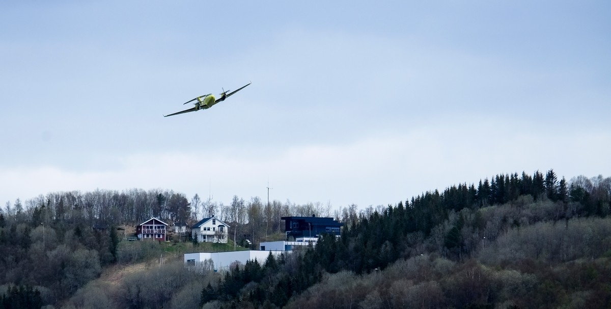 Ambulansefly letter fra Narvik lufthavn Framnes.  Bak eneboliger og tidligere Framnes U-skole. 13. mai 2016. Foto fra Ankenes.