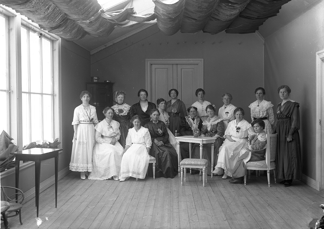 Gruppbild med 16 kvinnor i Calla Sundbecks fotoateljé.