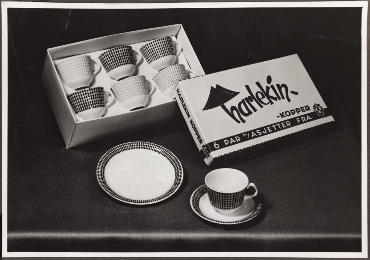 Serviset "Harlekin" fra Stavangerflint A/S. Avbildede objekter viser en tallerken og kopp med underskål, samt kopper i eske. 