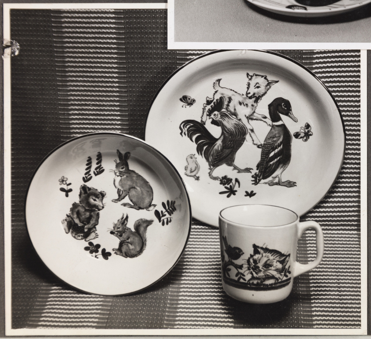 Barneserviset "Fauna" fra Stavangerflint A/S. Avbildet sett viser en tallerken, skål og kopp med ulike dyremotiv.