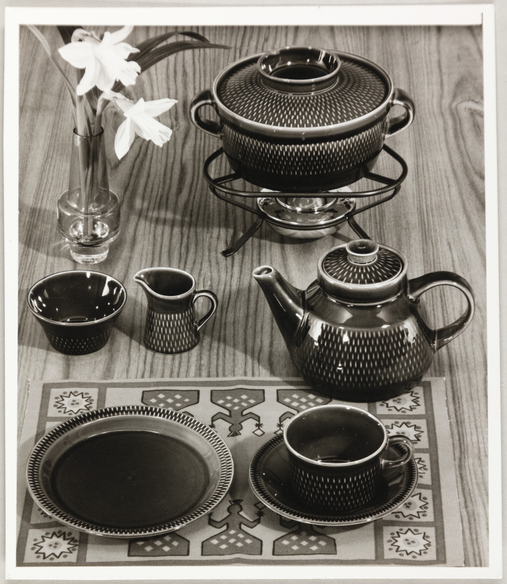 Serviset "Grønette" fra Stavangerflint A/S. Avbildede objekter viser en tallerken, kopp med underskål, tekanne, sukkerskål og fløtemugge.