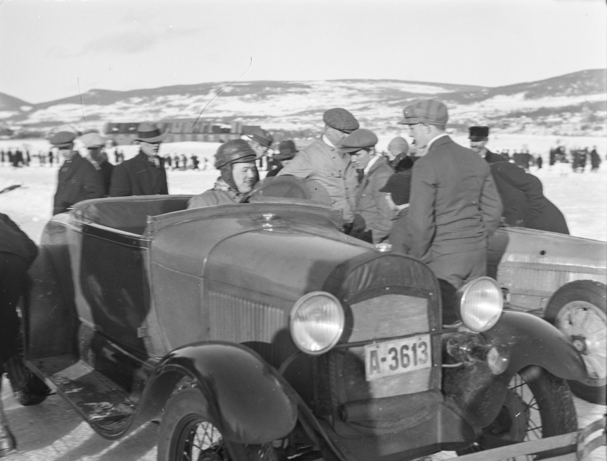 Motorsport, billøp på isen på Mjøsa ved Lillehammer, en Ford A Roadster 1928–29-modell med registreringsnummer A-3613 har parkert.